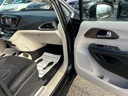 Used 2022 Chrysler Voyager LX image 29