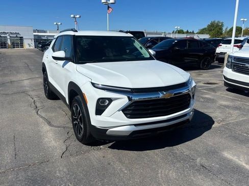 Certified 2024 Chevrolet TrailBlazer LT w/ LT Cold Weather Package AWD/4WD image 3