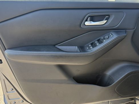 Used 2024 Nissan Rogue SV image 16