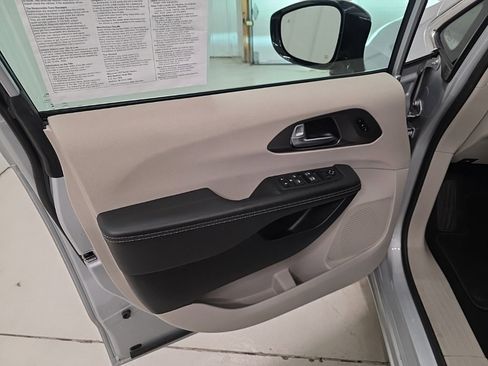 Used 2024 Chrysler Pacifica Touring-L image 11