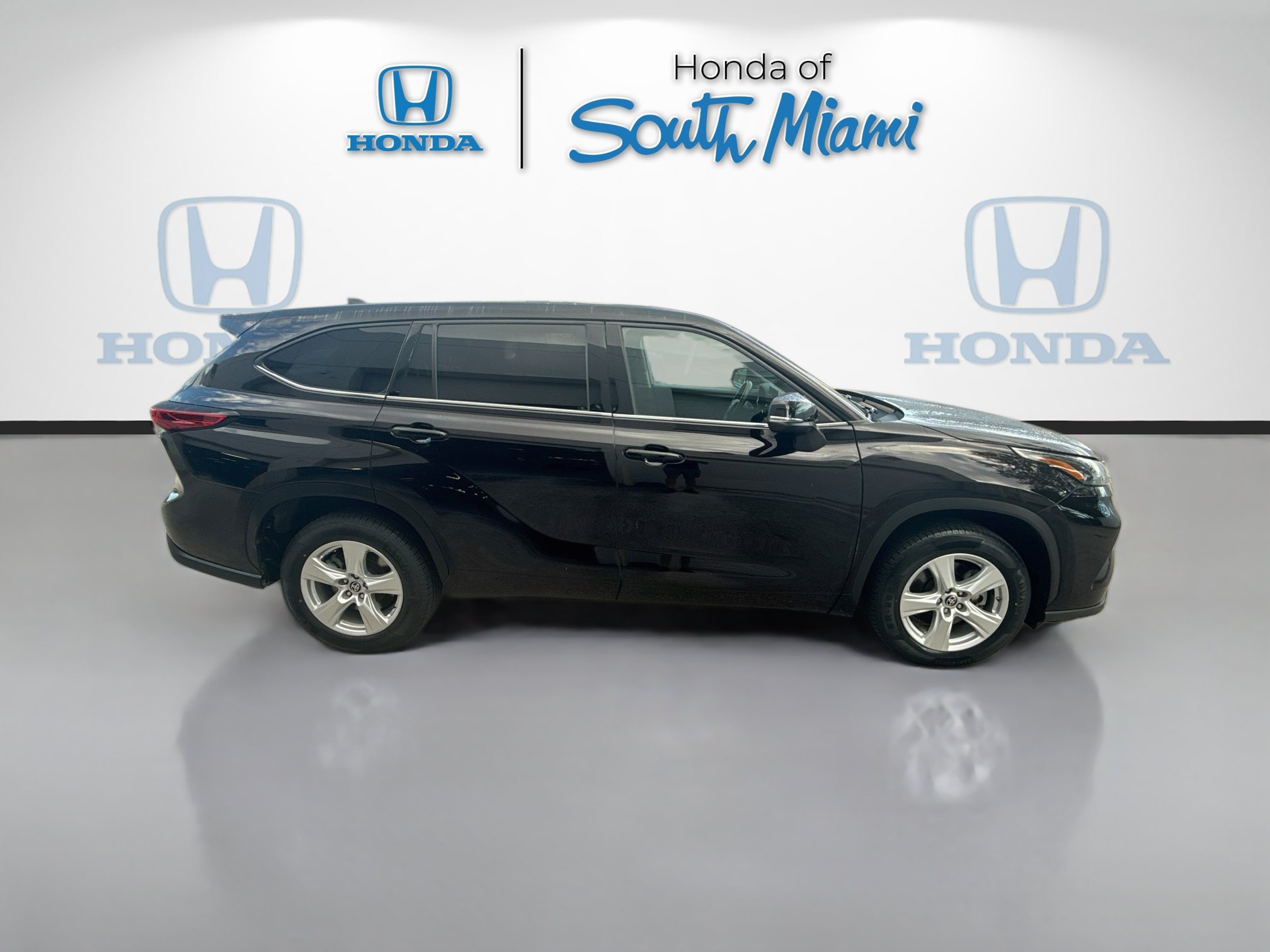 Used 2022 Toyota Highlander LE FWD image 8