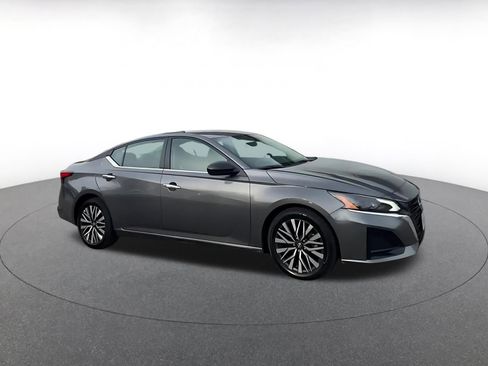 Used 2025 Nissan Altima 2.5 SV image 2