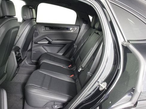 New 2026 Porsche Cayenne GTS image 18