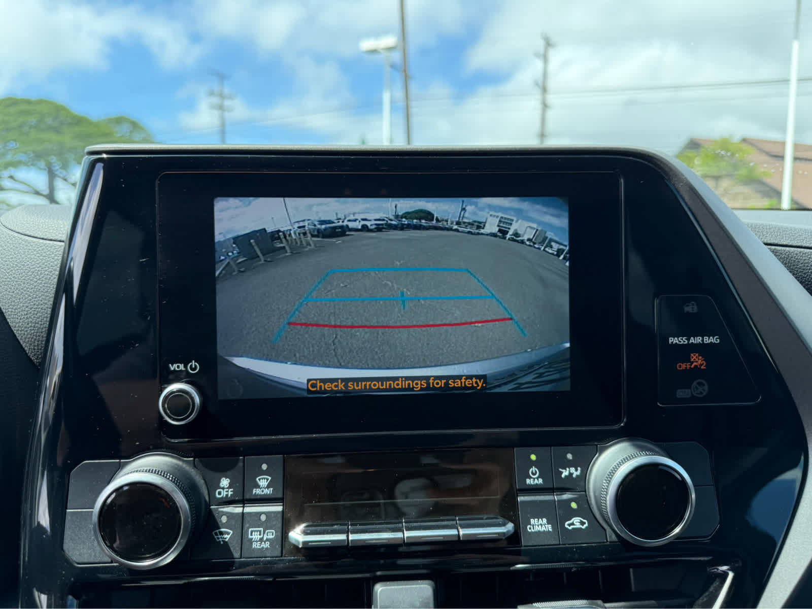 Used 2023 Toyota Highlander LE FWD image 8