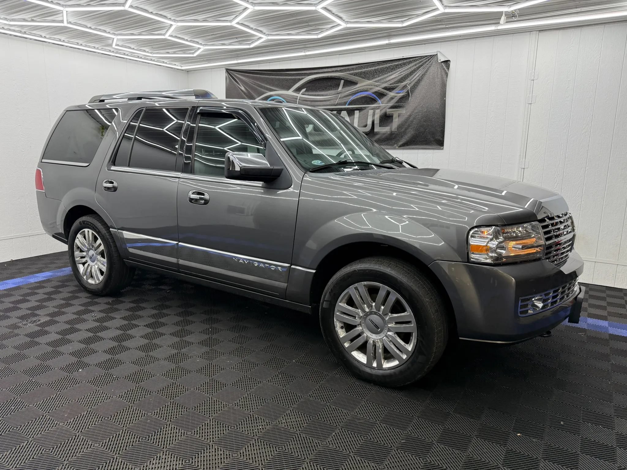 Used 2014 Lincoln Navigator 4WD image 2
