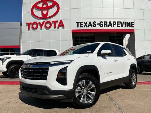 Used 2025 Chevrolet Equinox LT image 2