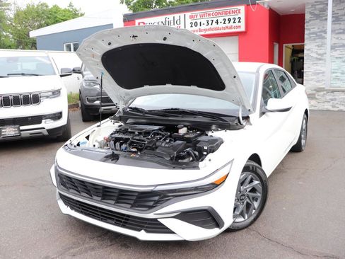 Used 2024 Hyundai Elantra SEL FWD image 45