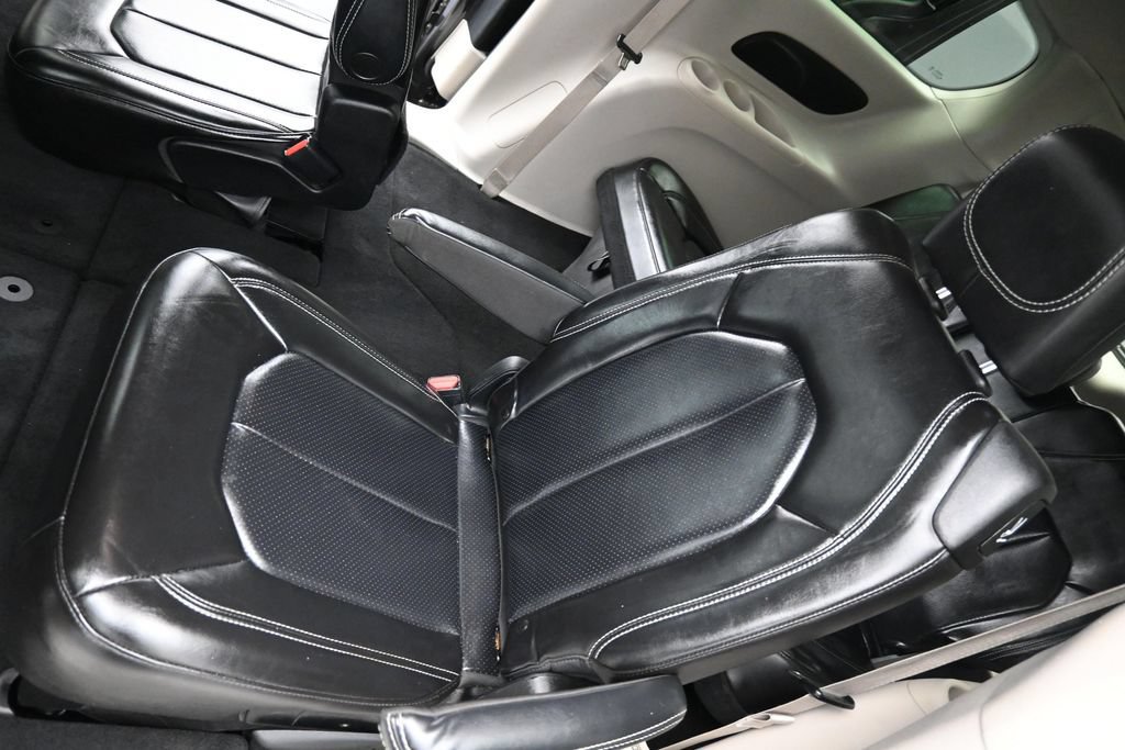Used 2023 Chrysler Pacifica Touring-L FWD image 24