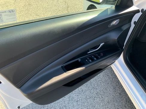 Certified 2025 Hyundai Elantra SEL FWD image 20