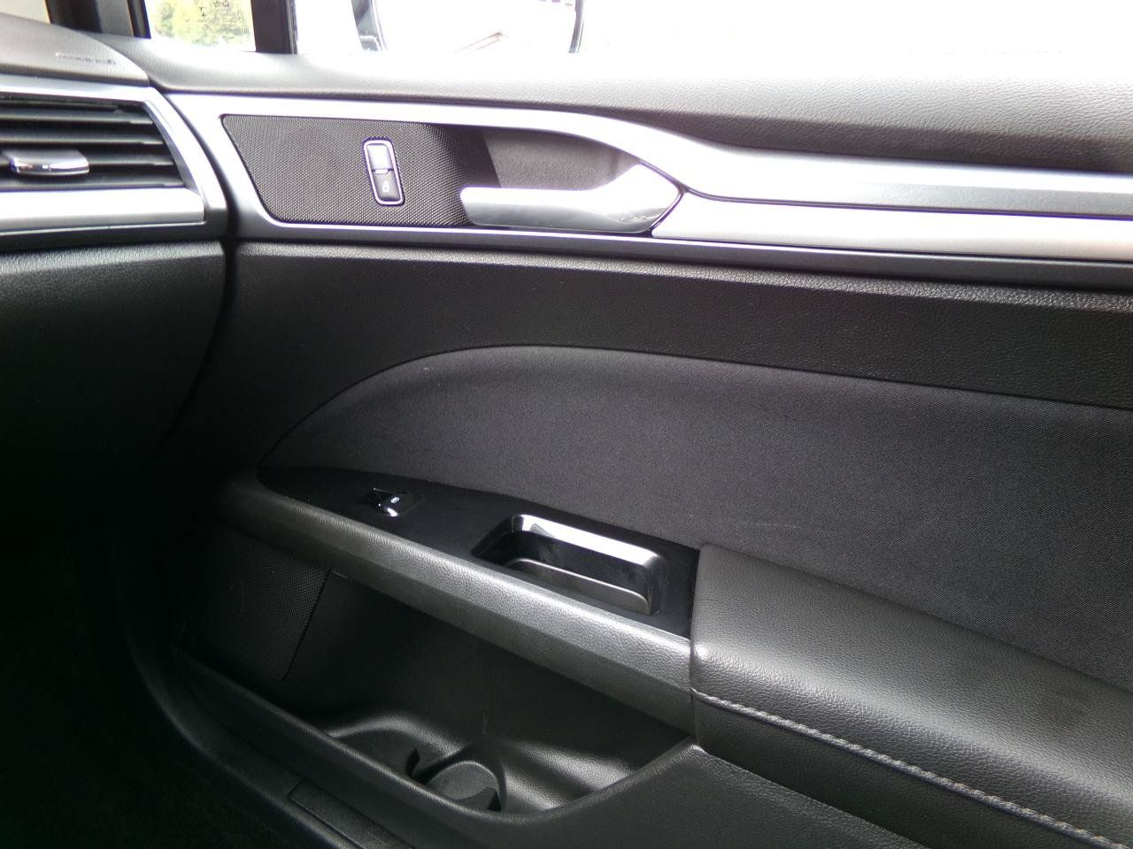 Used 2014 Ford Fusion SE FWD image 25