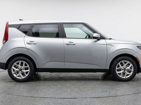 Used 2025 Kia Soul LX w/ LX Technology Package FWD image 11