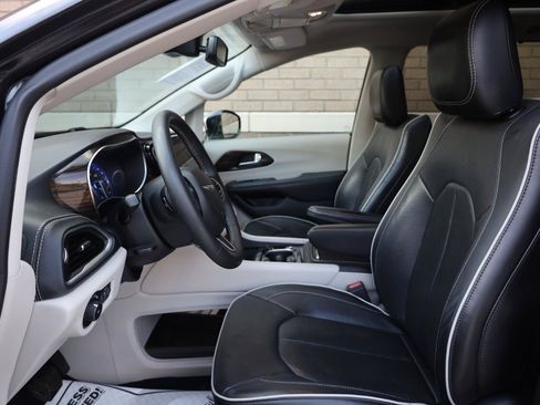 Used 2022 Chrysler Pacifica Limited FWD image 17