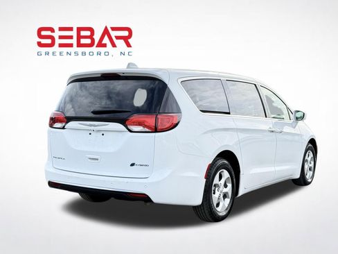 Used 2018 Chrysler Pacifica Touring Plus FWD image 11