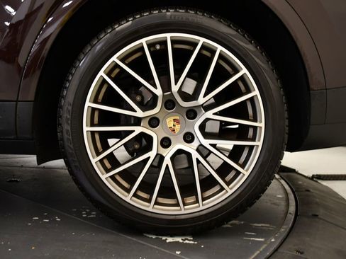 Used 2023 Porsche Cayenne Platinum Edition image 18