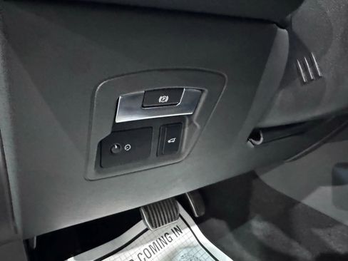 Used 2019 Land Rover Range Rover Velar R-Dynamic SE image 24