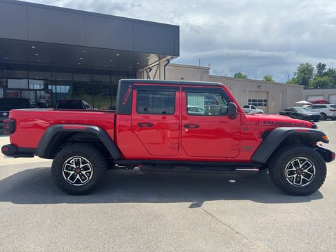 Used 2025 Jeep Gladiator Rubicon AWD/4WD image 2