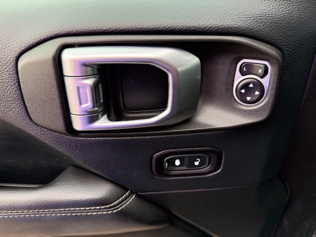 Used 2018 Jeep Wrangler Unlimited Sahara AWD/4WD image 11