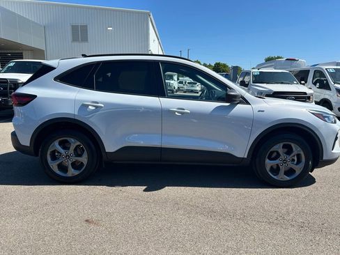 Certified 2025 Ford Escape ST-Line w/ Tech Pack #1 AWD/4WD image 9