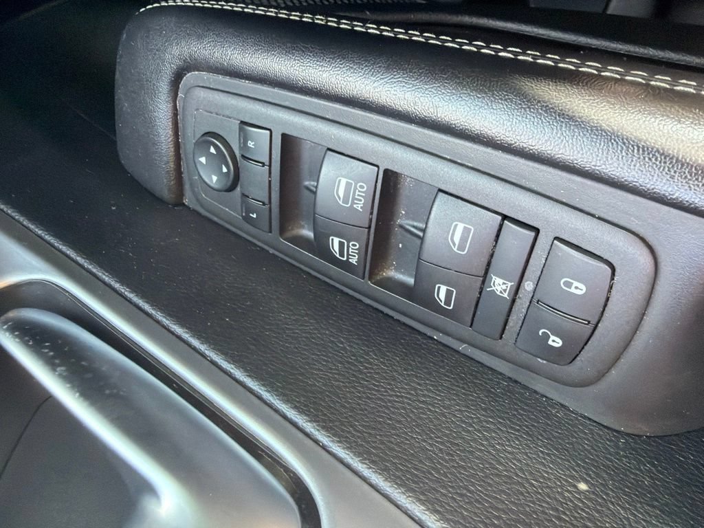 Used 2023 Chrysler Pacifica Touring FWD image 14