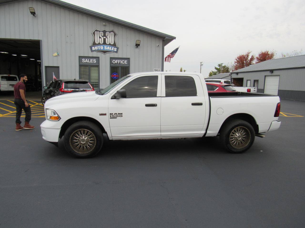 Used 2020 RAM 1500 Tradesman w/ Chrome Appearance Group RWD image 3