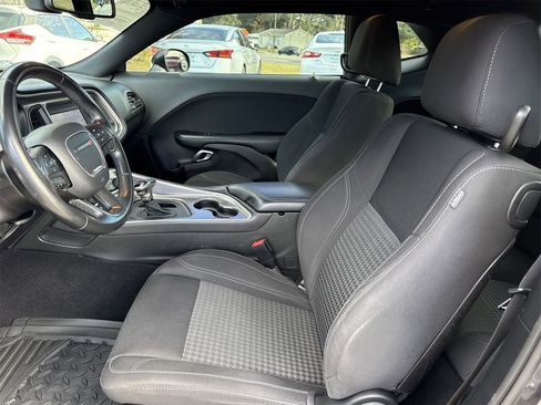 Used 2019 Dodge Challenger SXT image 9