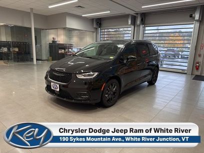 New 2026 Chrysler Pacifica Select