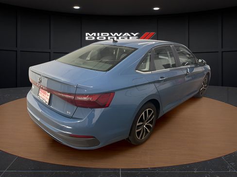 Used 2025 Volkswagen Jetta SE FWD image 4