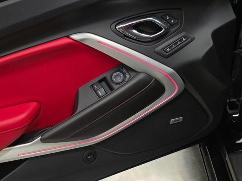 Used 2016 Chevrolet Camaro SS RWD image 17