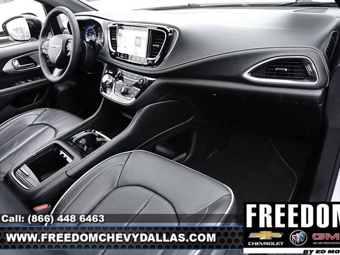 Used 2025 Chrysler Pacifica Limited image 8