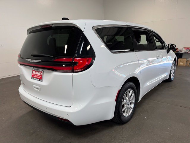 Used 2025 Chrysler Pacifica Select FWD image 2
