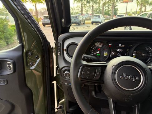 Used 2024 Jeep Wrangler Unlimited AWD/4WD image 15
