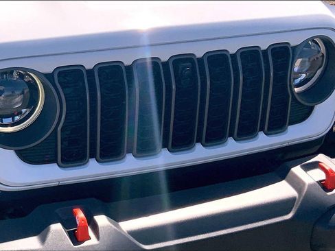 Certified 2025 Jeep Gladiator Mojave w/ Convenience Group AWD/4WD image 29