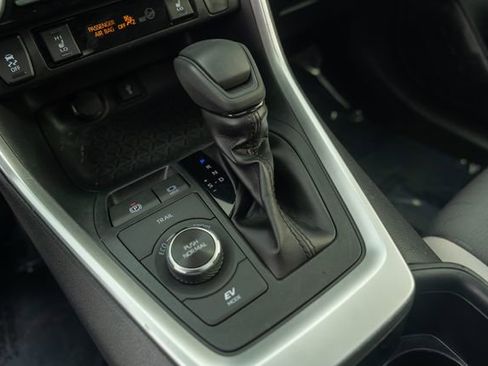 Used 2022 Toyota RAV4 XLE image 32