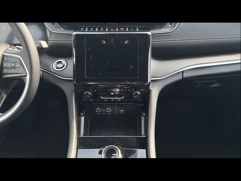 Used 2025 Jeep Grand Cherokee Altitude image 17