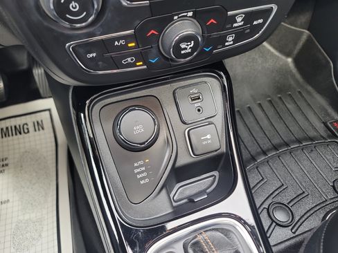 Used 2018 Jeep Compass Limited w/ Navigation Group AWD/4WD image 31