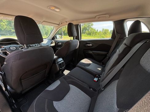 Used 2016 Jeep Cherokee Sport AWD/4WD image 12