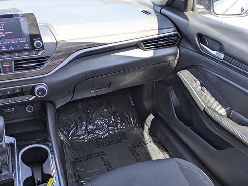 Used 2024 Nissan Altima 2.5 SV FWD image 17