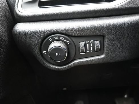 Used 2025 Chrysler Pacifica Select FWD image 18