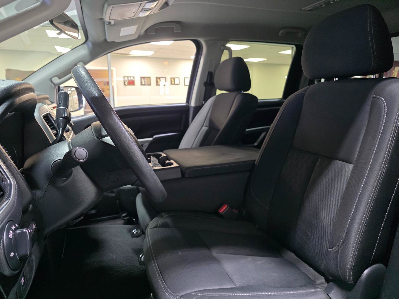 Used 2017 Nissan Titan SV RWD image 15