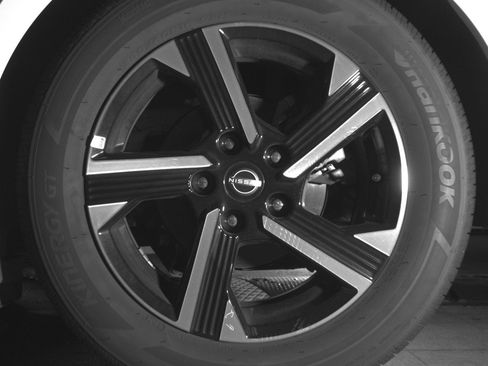 Used 2025 Nissan Sentra SV FWD image 14