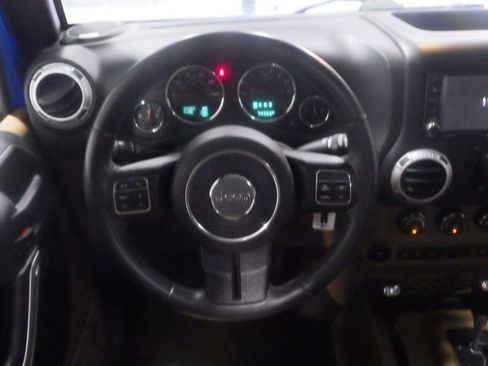 Used 2016 Jeep Wrangler Unlimited Sahara w/ Connectivity Group AWD/4WD image 9