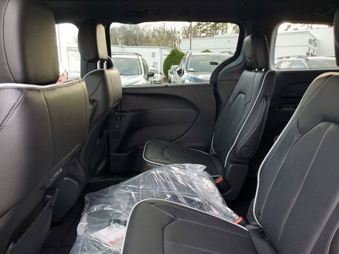 New 2026 Chrysler Pacifica Limited image 13