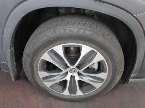 Used 2023 Toyota Highlander XLE AWD/4WD image 10