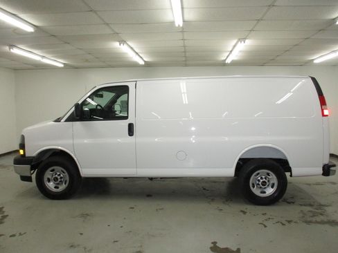 New 2026 GMC Savana 3500 RWD image 12