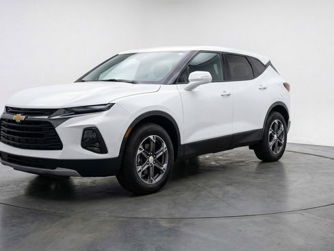 Used 2025 Chevrolet Blazer LT image 3