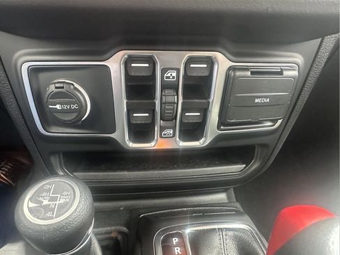 Used 2025 Jeep Wrangler Sahara image 9