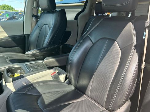 Used 2022 Chrysler Pacifica Touring-L FWD image 19