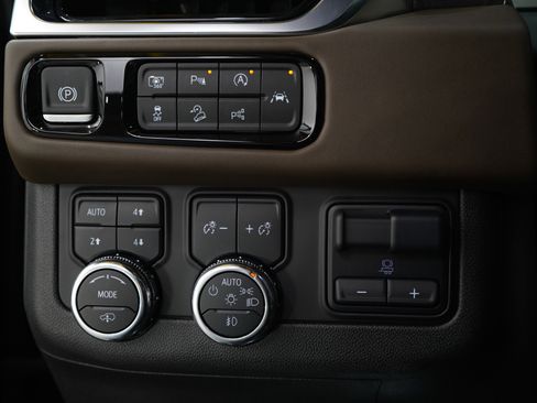 Used 2025 GMC Yukon Denali Ultimate AWD/4WD image 29