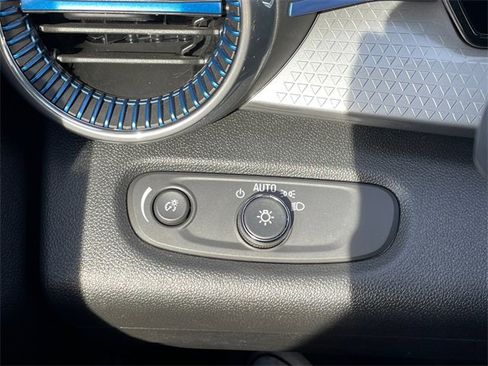 Used 2025 Chevrolet Trax LT w/ LT Convenience Package image 17