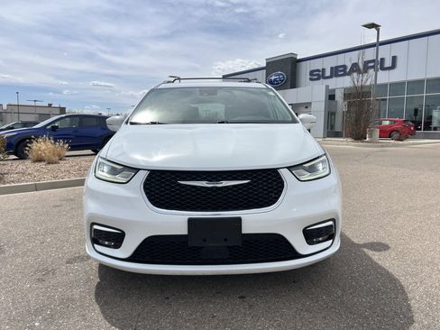 Used 2022 Chrysler Pacifica Touring-L image 16